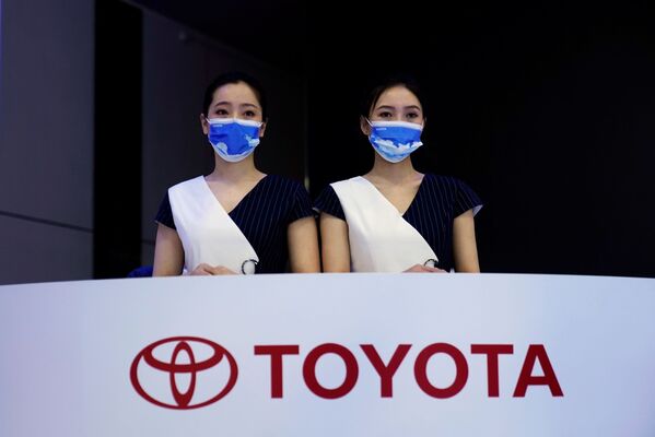Управляющая мечтой Toyota, крупнейшая японская автомобилестроительная корпорация, обещает удивить посетителей внедорожниками и кроссоверами нового поколения, а также гибридными технологиями - Sputnik Таджикистан