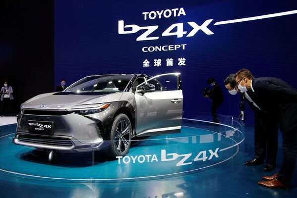 Концепт Toyota bZ4X открыл новую серию электрокаров. Батарейный кроссовер представлен в Шанхае без технических характеристик как совместная разработка Тойоты и ее &quot;дочки&quot; Subaru - Sputnik Таджикистан