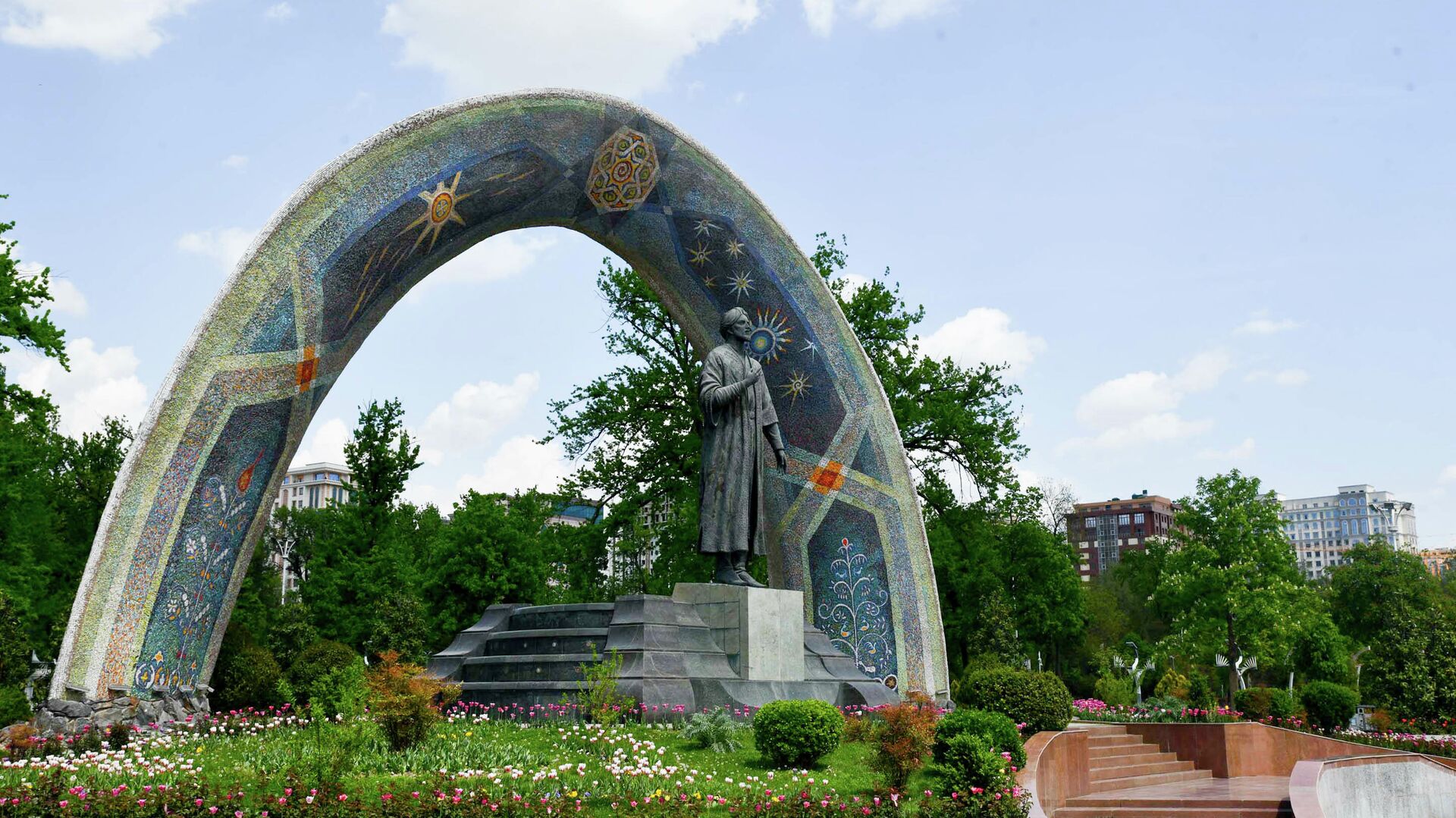 Памятник Рудаки в парке - Sputnik Таджикистан, 1920, 22.09.2023