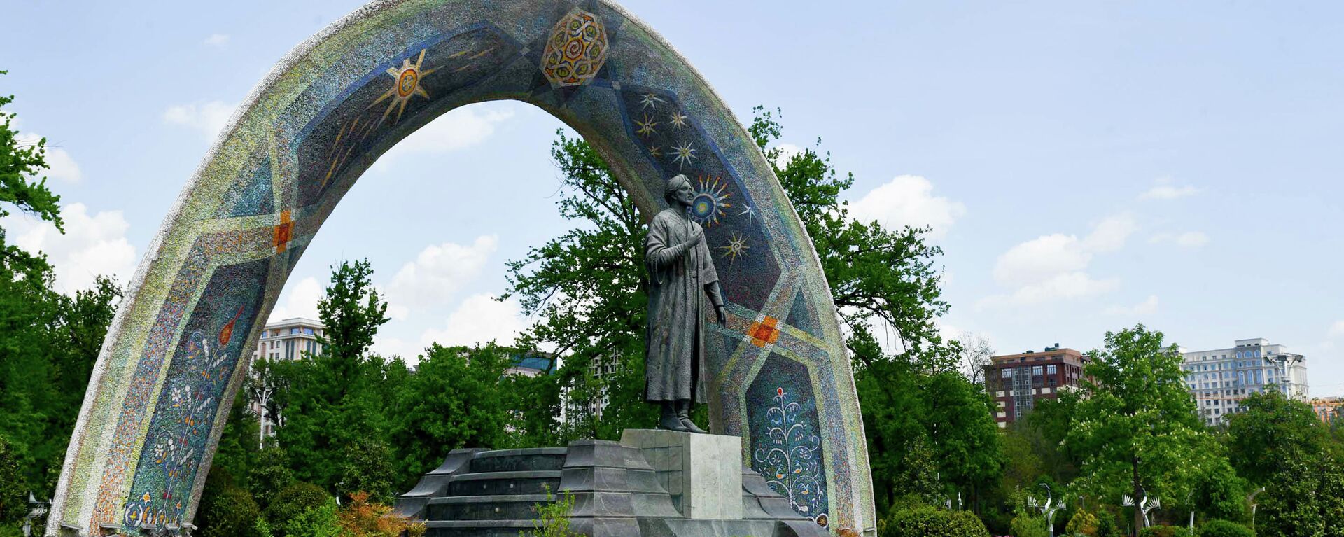 Памятник Рудаки в парке - Sputnik Таджикистан, 1920, 22.09.2023