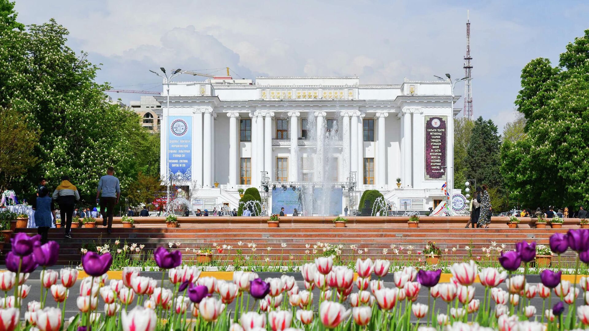 Душанбинский театр оперы и балета летом - Sputnik Таджикистан, 1920, 10.06.2022