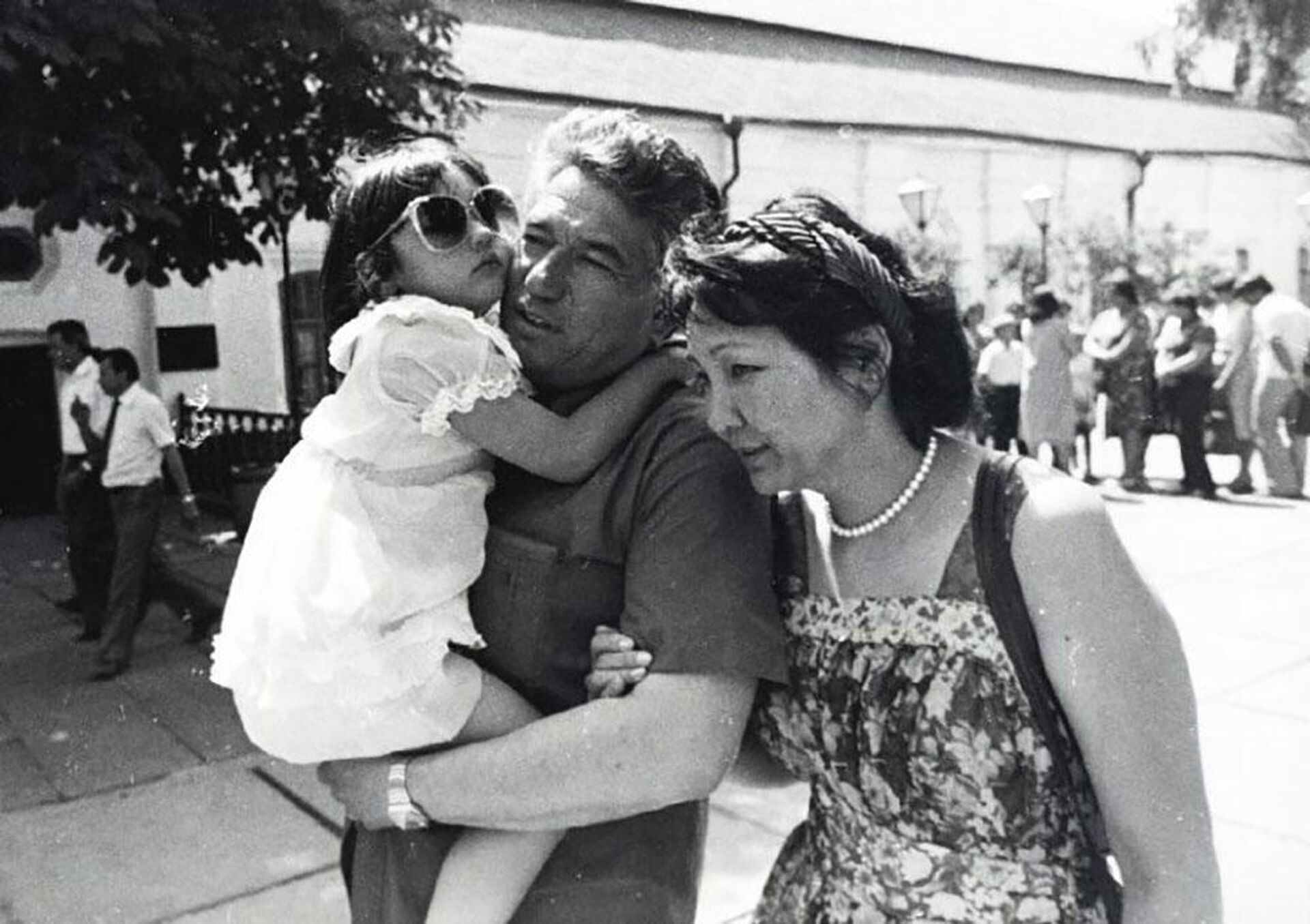 Чингиз Айтматов с женой и ребенком - Sputnik Таджикистан, 1920, 20.04.2021