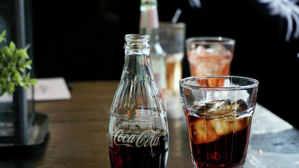 Кока кола в стакане - Sputnik Таджикистан