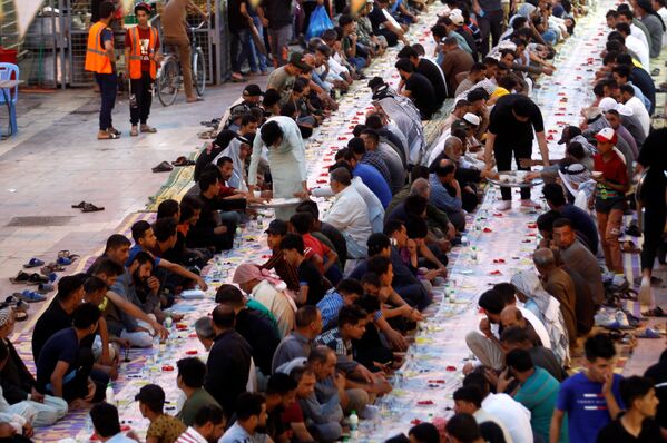 Иракские мусульмане собираются на бесплатный коллективный ифтар в Наджафе, Ирак - Sputnik Таджикистан