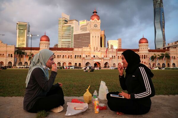 Мусульмане совершают ифтар во время священного месяца Рамадан на площади Независимости в Куала-Лумпуре, Малайзия - Sputnik Таджикистан