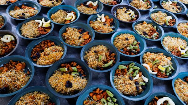 Приготовленные рис и фрукты для раздачи людям во время ифтара в Карачи  - Sputnik Тоҷикистон