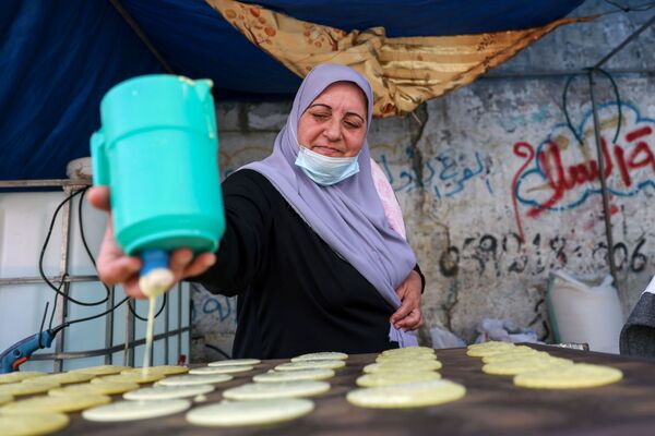 Палестинская женщина Мириам Сальха делает катаеф, традиционный десерт в центральной части сектора Газа - Sputnik Таджикистан