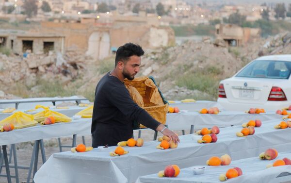 Мужчина готовит еду для ифтара в Рамадан в Мосуле, Ирак - Sputnik Таджикистан