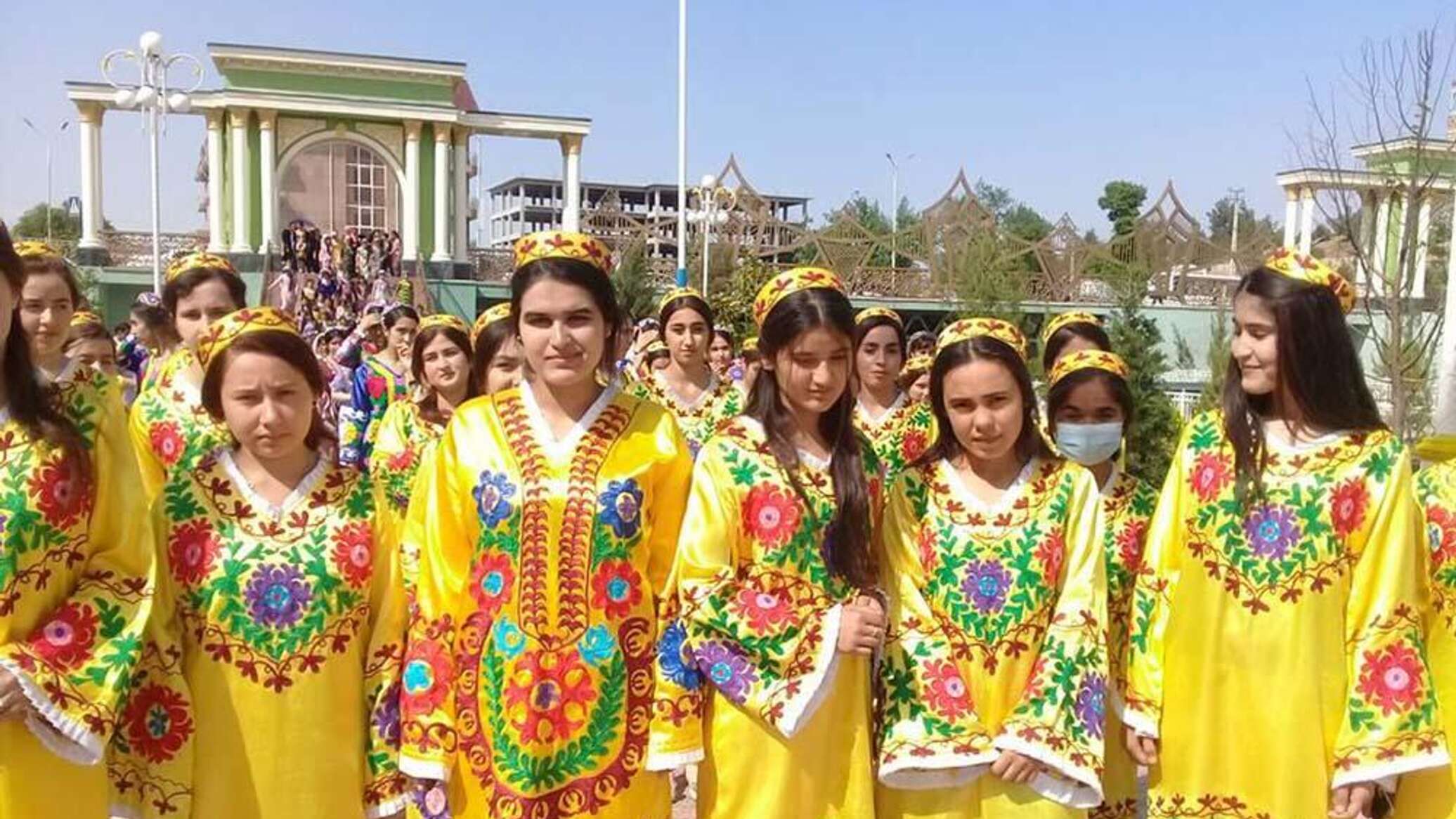 500 таджикски. Чакан Хатлон. Национальная одежда Таджикистана. Таджикская семья в национальной одежде. Национальные платья Таджикистан в 2022 году.