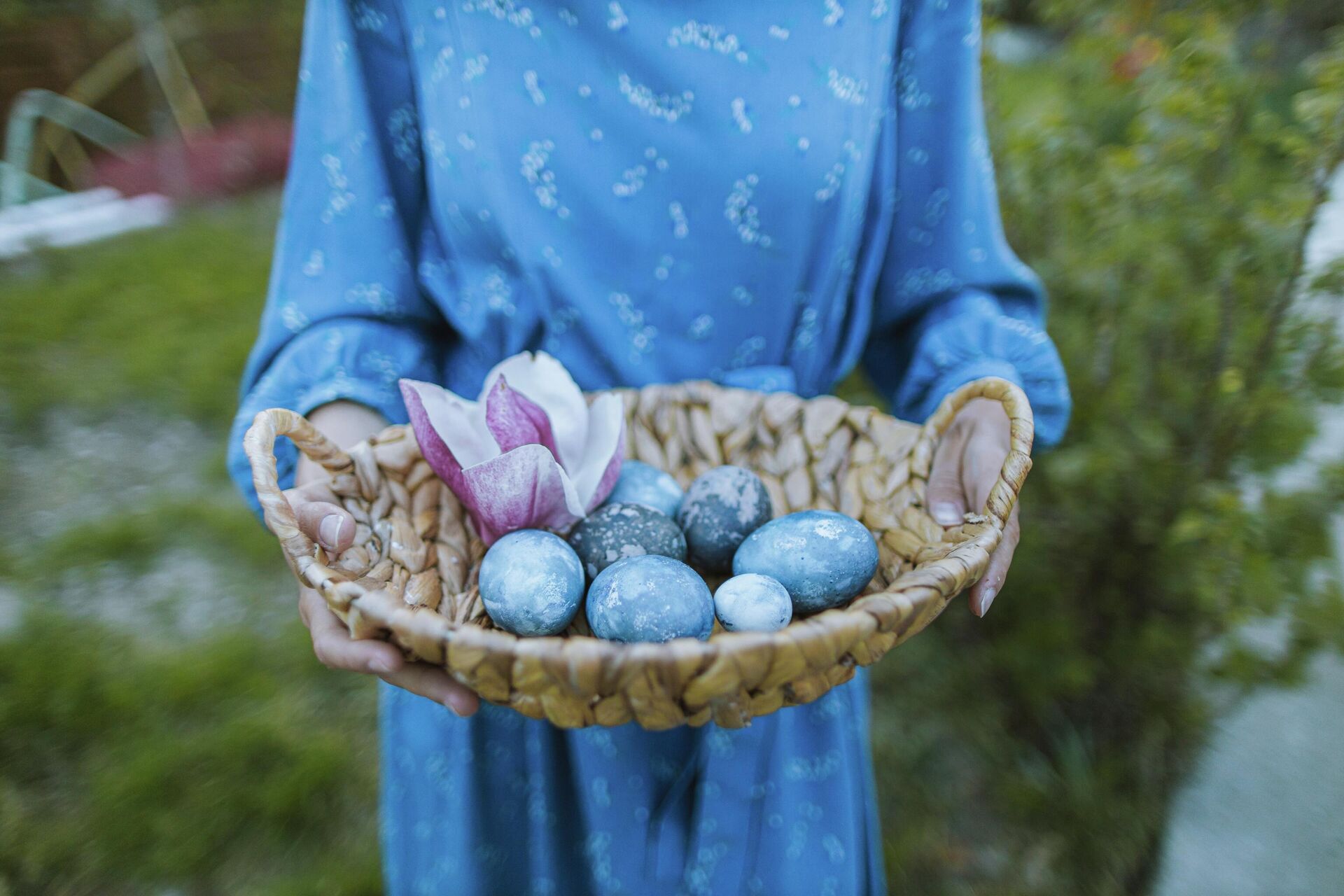 Корзина с крашеными голубыми яйцами на Пасху - Sputnik Таджикистан, 1920, 11.04.2023