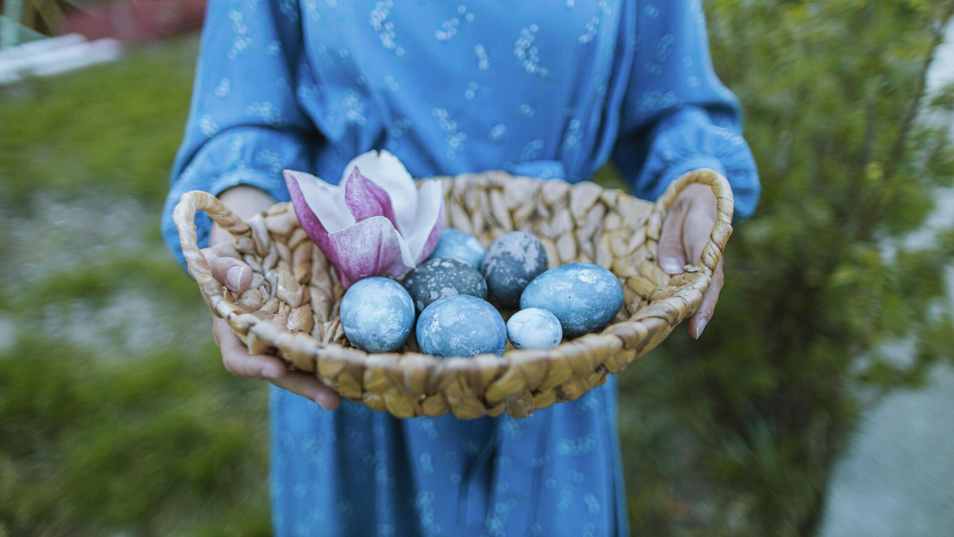 Корзина с крашеными голубыми яйцами на Пасху - Sputnik Таджикистан, 1920, 26.04.2021