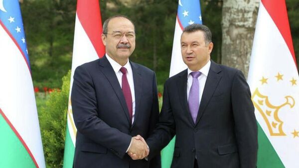 Премьер-министр Республики Узбекистан Абдулла Арипов и премьер-министр Таджикистана Кохир Расулзода - Sputnik Таджикистан