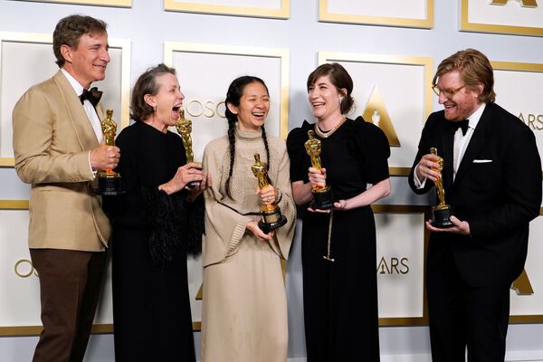 Команда режиссеров и продюсеров, создавшая лучший фильм &quot;Оскара - 2021&quot; - &quot;Земля кочевников&quot; - Sputnik Таджикистан