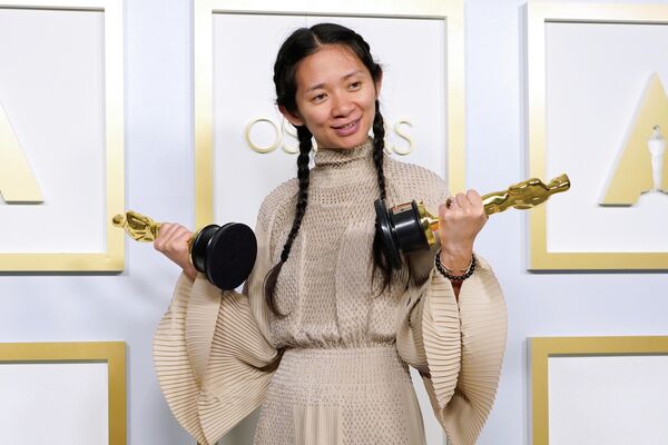Хлоя Чжао, получившая сразу две почетные награды - за лучший фильм &quot;Земля кочевников&quot; и как лучший режиссер - Sputnik Таджикистан