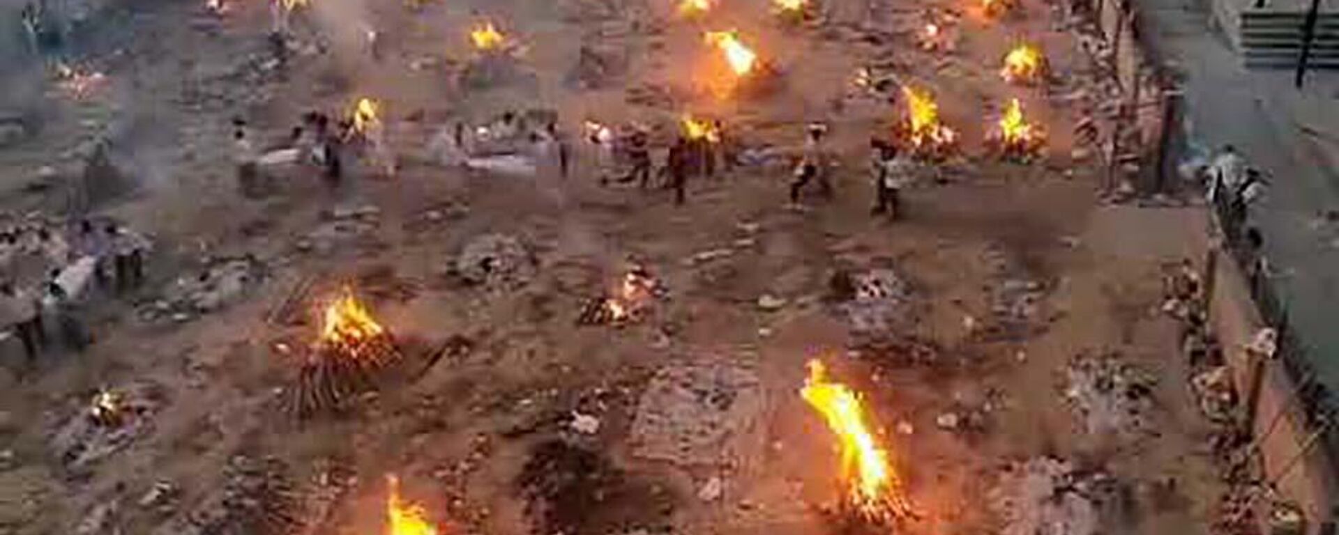 На улицах Индии сжигают трупы умерших от COVID-19 - youtube
 - Sputnik Тоҷикистон, 1920, 26.04.2021
