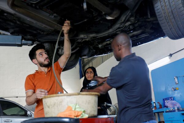 Худа аль-Матруши работает в своей маленькой автомастерской наравне с мужчинами - Sputnik Таджикистан
