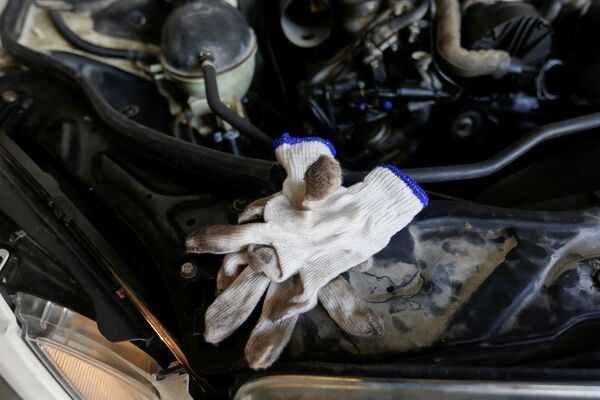 Перчатки первой женщины-автомеханика в ОАЭ практически никогда не остаются чистыми - Sputnik Таджикистан