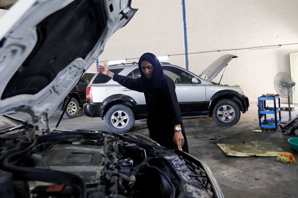 Первая женщина-механик в ОАЭ надеется, что она сможет превратить свой единственный гараж в большой ремонтный центр или открыть сеть автомастерских в ОАЭ - Sputnik Таджикистан