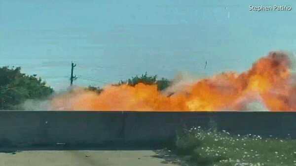 Автомобиль взорвался на обочине шоссе в северном Техасе - Sputnik Таджикистан