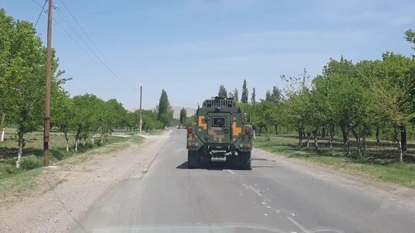 По улицам приграничных районов под звуки стрельбы ехала военная техника - Sputnik Таджикистан