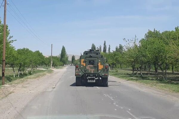 По улицам приграничных районов под звуки стрельбы ехала военная техника - Sputnik Таджикистан