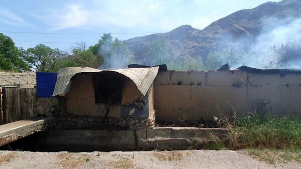 В Ходжа Аъло, расположенном недалеко от границы, загорелся дом - Sputnik Таджикистан