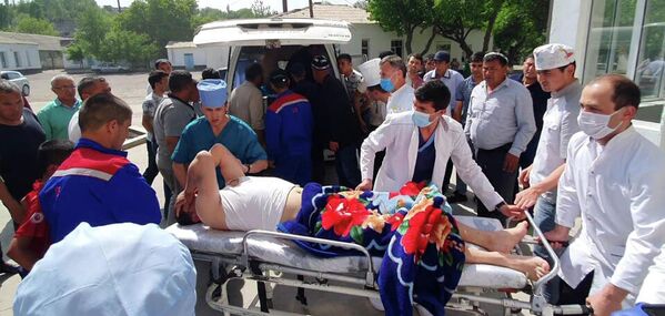 Медики перевозят раненого из Исфаринской больницы - Sputnik Таджикистан