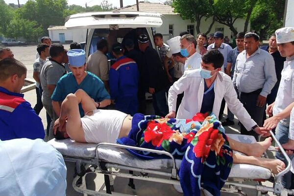 Медики перевозят раненого из Исфаринской больницы - Sputnik Таджикистан
