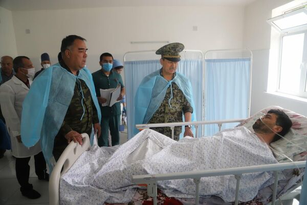 Председатель Государственного комитета национальной безопасности Таджикистана Саймумин Ятимов навестил пострадавших в приграничном с Кыргызстаном конфликте - Sputnik Таджикистан