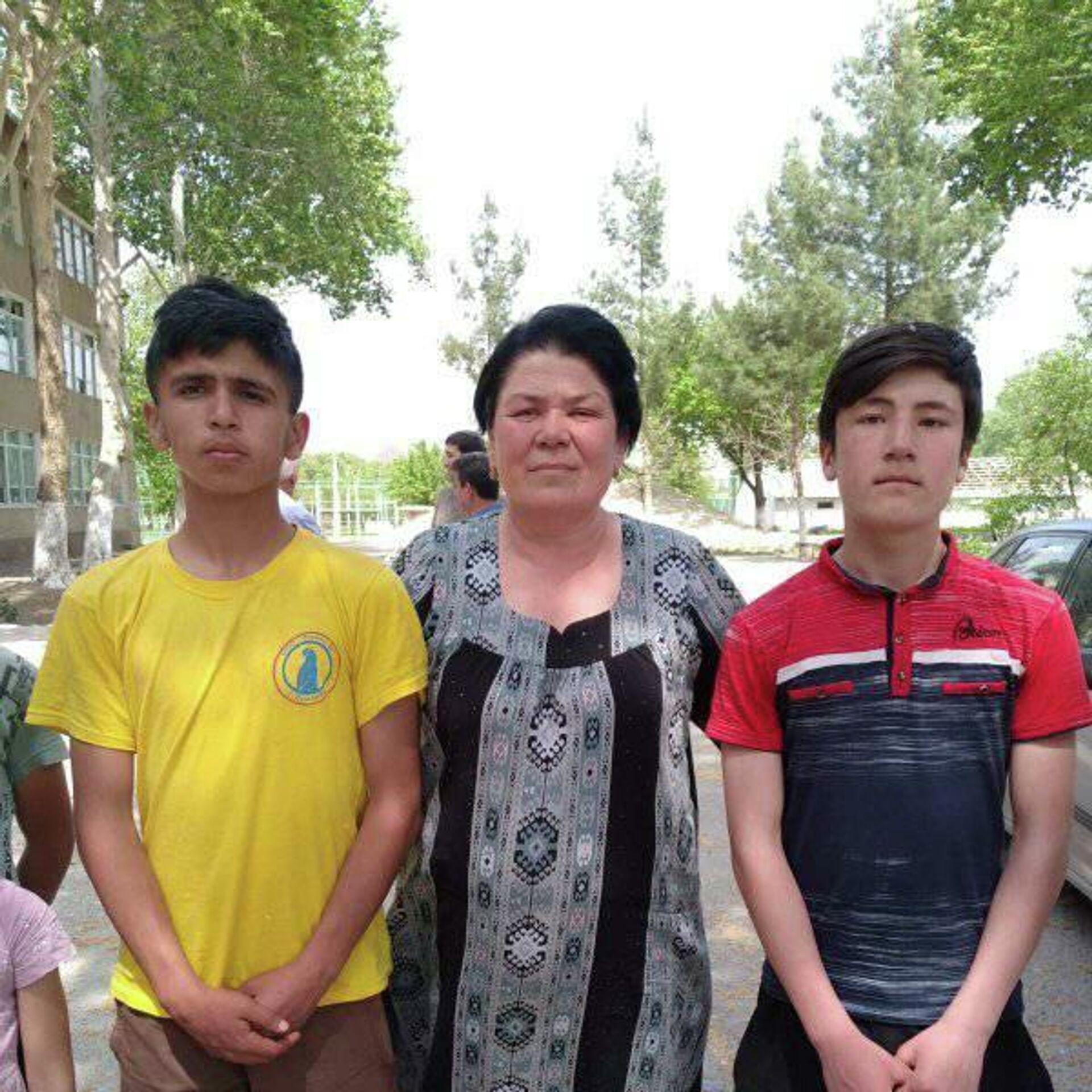 Таджикский понимаешь таджикский. Дети таджики. Школьники Таджикистана. Таджикистанские дети. Таджикские школьники.
