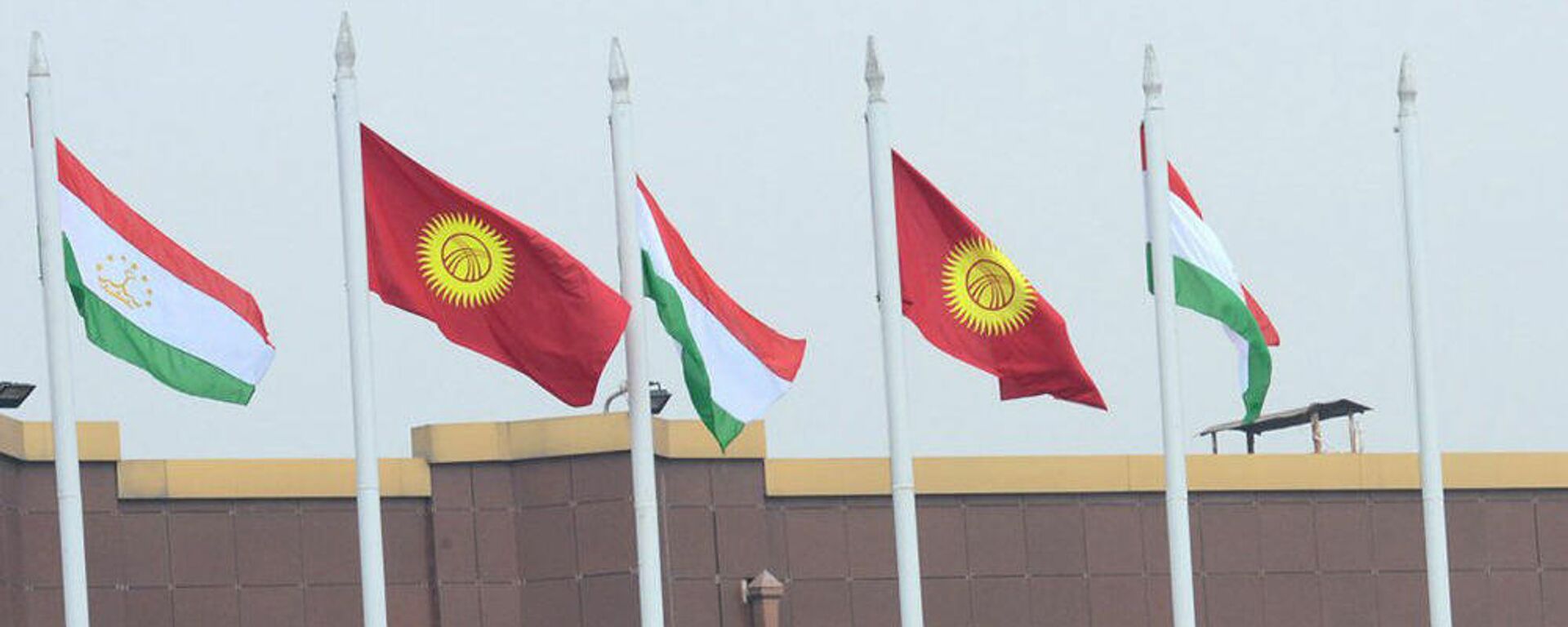 флаги Таджикистана и Кыргызстана - Sputnik Тоҷикистон, 1920, 07.04.2023