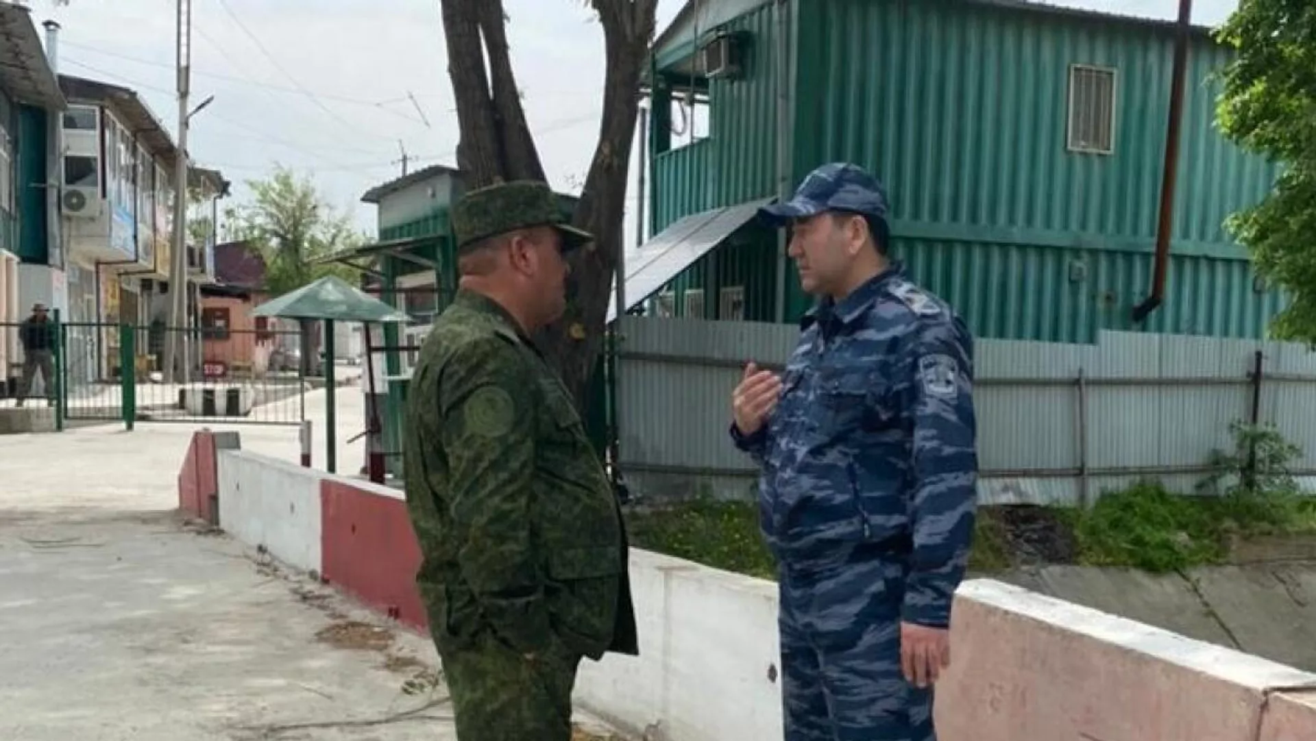Нозим Иброҳимзода, муовини вазири корҳои дохилии Тоҷикистон ва ҳамтои  қирғизистонияш Суюнбек Омурзоқов ҳангоми гуфтушунид