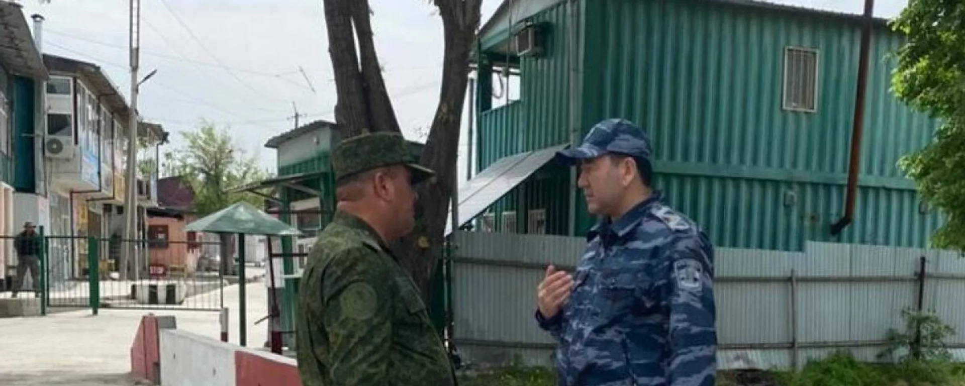 Нозим Иброҳимзода, муовини вазири корҳои дохилии Тоҷикистон ва ҳамтои  қирғизистонияш Суюнбек Омурзоқов ҳангоми гуфтушунид - Sputnik Тоҷикистон, 1920, 01.05.2021