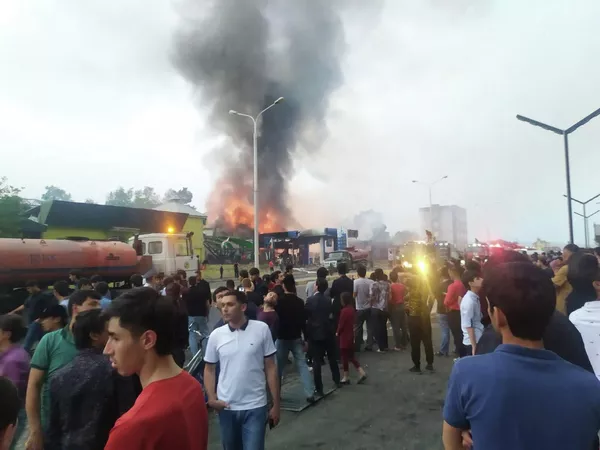 Гуфта мешавад, баландии оташ аз баробари хонаҳои баландошёна буда ҳоло дар бораи маргумир хабаре нетст. Гуфта мешавад, баландии оташ аз баробари хонаҳои баландошёна буда ҳоло дар бораи маргумир хабаре нетст. - Sputnik Тоҷикистон