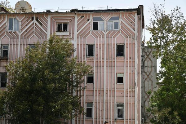 Не спасли от взрывной волны ни решетки, ни современные стеклопакеты - Sputnik Таджикистан