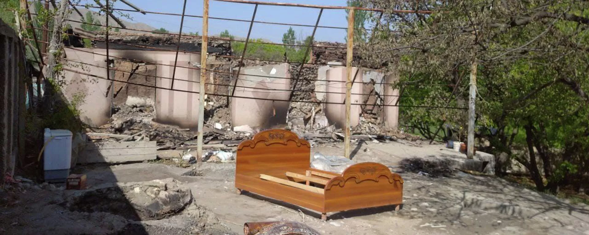 Разрушенные дома в селах Ходжаи Аъло и Сомониён джамоата Чоркух города Исфара  - Sputnik Тоҷикистон, 1920, 03.05.2021