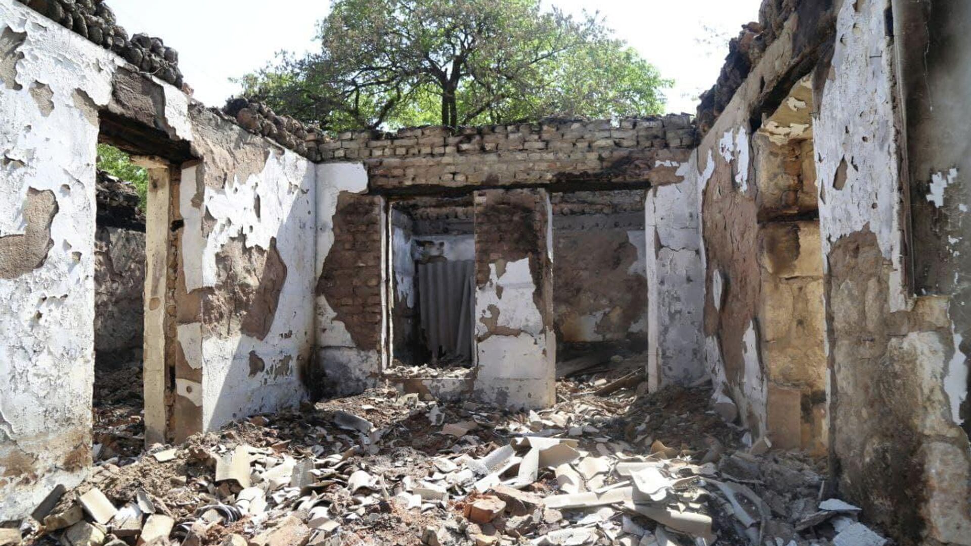 Разрушенные дома в селах Ходжаи Аъло и Сомониён джамоата Чоркух города Исфара  - Sputnik Таджикистан, 1920, 03.05.2021