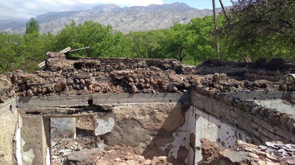 Разрушенные дома в селах Ходжаи Аъло и Сомониён джамоата Чоркух города Исфара - Sputnik Таджикистан