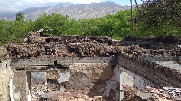 Многие одноэтажные дома из кирпича больше не подлежат восстановлению, а это значит, что людям придется заново выстраивать свою жизнь  - Sputnik Таджикистан