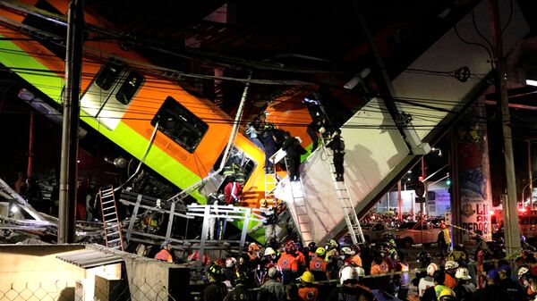 Спасатели на месте обрушения метромоста на станции Оливос в Мехико, Мексика  - Sputnik Таджикистан