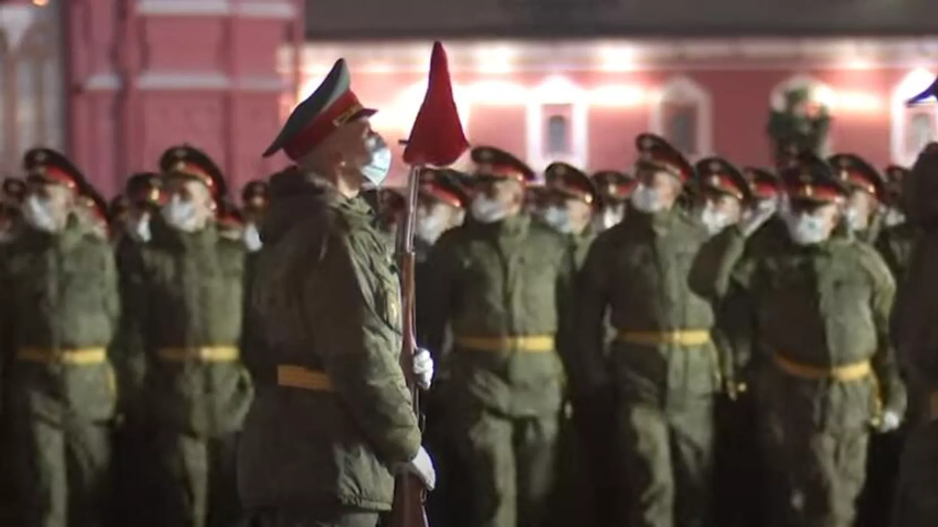 Тамрини шабонаи гузашти низомӣ дар Майдони сурх