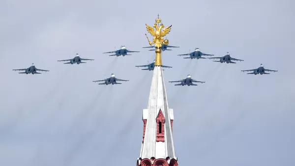 Строй тактическое крыло из истребителей Су-30СМ, Су-35С и бомбардировщиков Су-34 во время репетиции воздушной части парада в честь 76-летия Победы - Sputnik Тоҷикистон