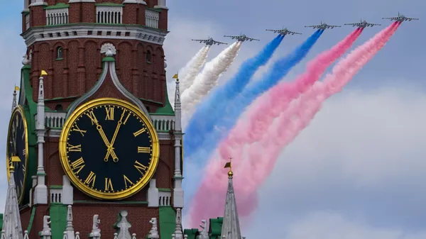 Самолеты-буксировщики мишеней Су-25БМ в небе во время репетиции воздушной части парада в честь 76-летия Победы - Sputnik Тоҷикистон