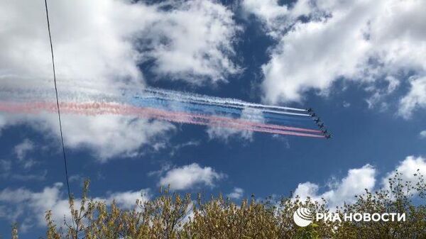 Видео РИА Новости. Тренировка авиационной части парада прошла в небе над Москвой - Sputnik Таджикистан