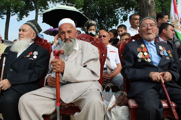 Ежегодно накануне Дня Победы ветеранов посещает руководство региона - Sputnik Таджикистан