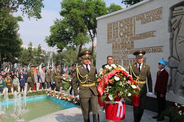 Возложение венков к мемориалу - Sputnik Таджикистан