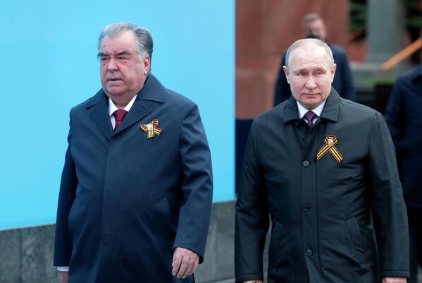 Российский лидер Владимир Путин и президент Таджикистана Эмомали Рахмон идут к своим местам на трибуне перед началом парада - Sputnik Таджикистан