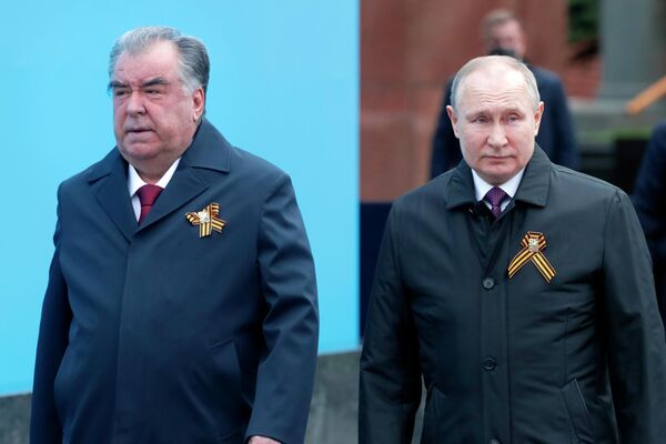 Президенти Русия - Сарфармондеҳи олии Қувваҳои Мусаллаҳи Русия Владимир Путин ва Президенти Ҷумҳурии Тоҷикистон Эмомалӣ Раҳмон (аз чап) пеш аз оғози паради низомӣ бахшида ба 76-умин солгарди Ғалаба дар Ватани Бузурги Ватанӣ Ҷанги солҳои 1941-1945 дар Майдони Сурхи Маскав - Sputnik Тоҷикистон