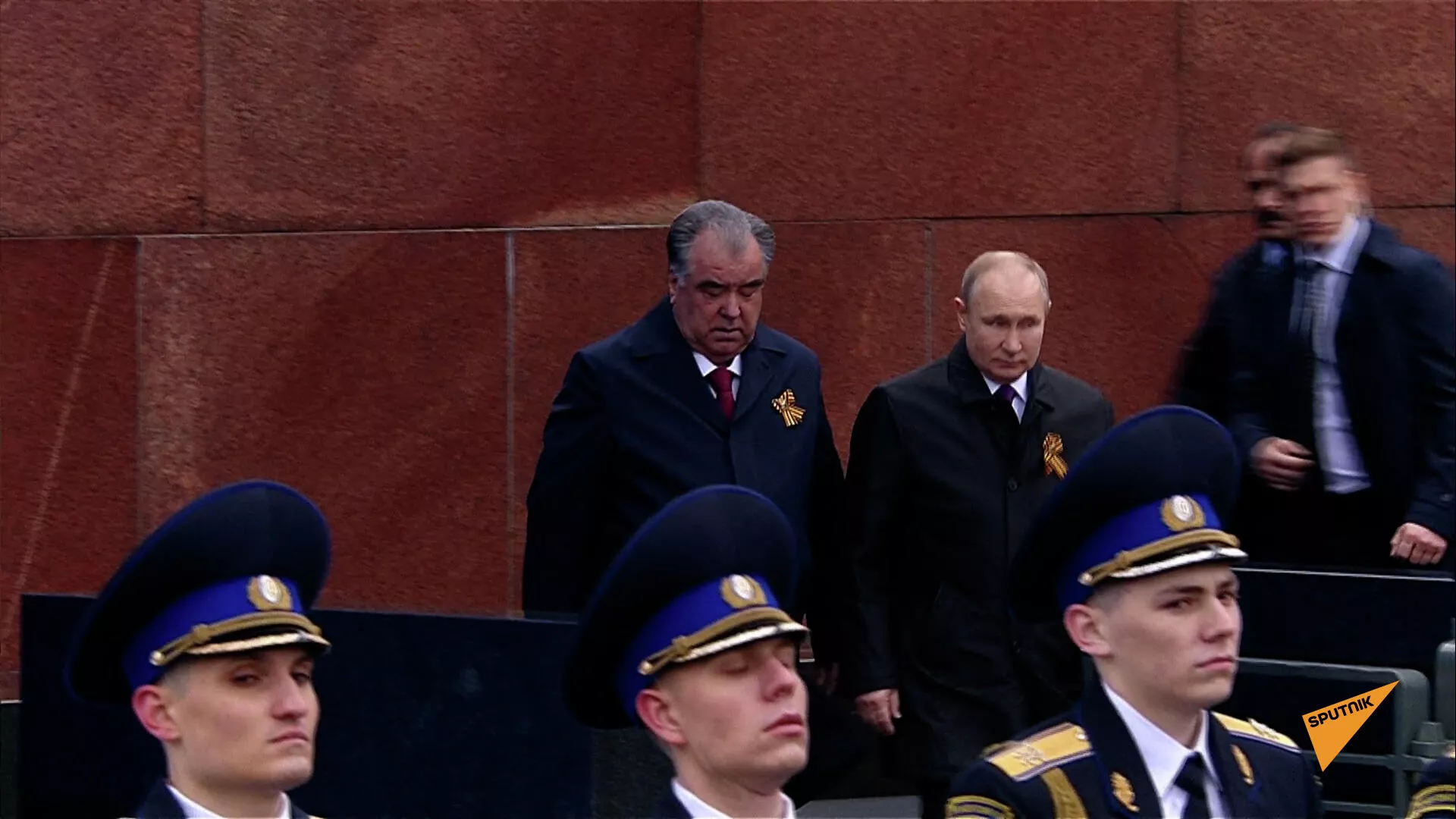 Владимир Путин и Эмомали Рахмон вместе пришли на парад Победы в Москве