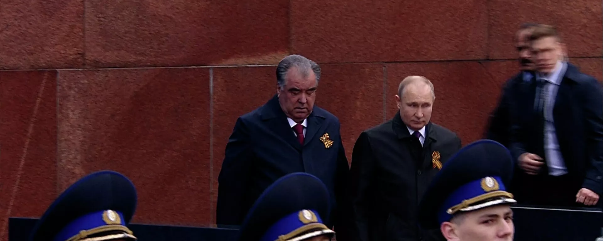 Владимир Путин и Эмомали Рахмон вместе пришли на парад Победы в Москве - Sputnik Тоҷикистон, 1920, 09.05.2021